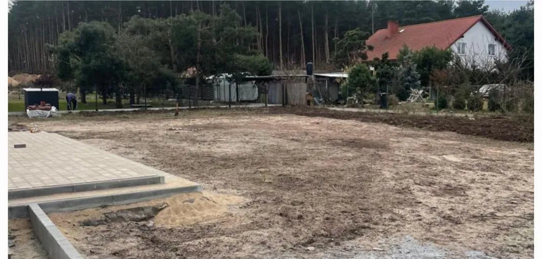 Niwelacja i przygotowanie terenu pod trawnik — przed
