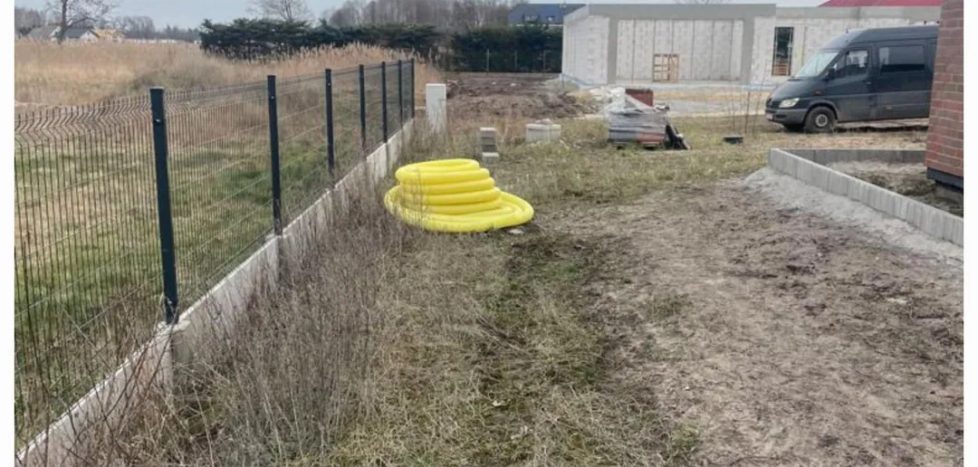 Niwelacja i przygotowanie terenu pod trawnik — przed